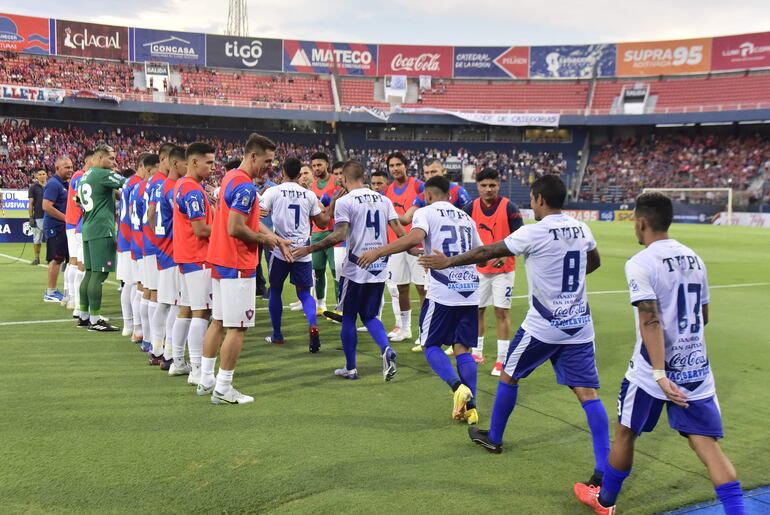 El famoso pasillo de reconocimiento de los integrantes del plantel de Cerro Porteño para los campeones de la Supercopa Paraguay.