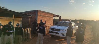 Policías acompañan un operativo que derivó en la detención de un joven de 26 años, por un caso de una patrullera baleada.