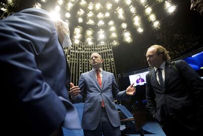 El comisario europeo de Medio Ambiente, Océanos y Pesca, Virginijus Sinkevicius (c), acompañado de parlamentarios brasileños visita este viernes el Senado Federal en Brasilia (Brasil).