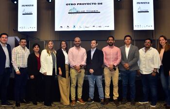 Parte del equipo que trabaja en KB+ Centro Logístico.