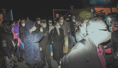 La expresidenta interina de Bolivia Jeanine Áñez (c) mientras es llevada detenida en La Paz.