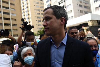 El líder opositor venezolano Juan Guaidó conversa con sus vecinos en Caracas, este lunes.