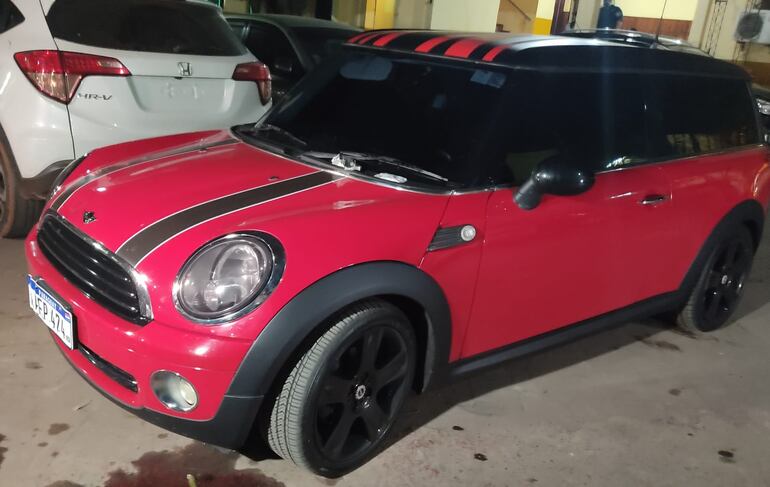 De su poder se incautó un automóvil de la marca Mini, modelo Cooper, año 2008.