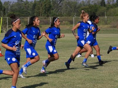 Las seleccionadas por el técnico Daniel Almada, realizan trabajos competitivos en Parque Guasu y Comité Olímpico.