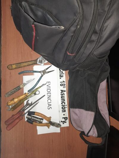 Herramientas para uso en aparatos eléctricos y otros elementos fueron incautados en el poder del "electricista".