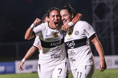 Amada Peralta y Liz Peña, festejando el doblete de Peña