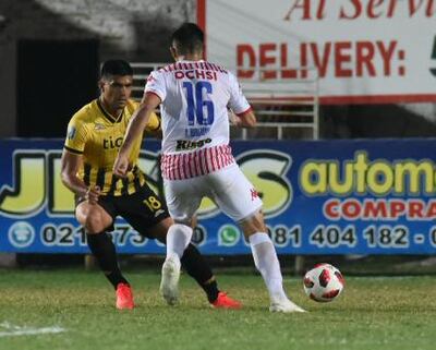 Hernán Lopes (18) sale a la marca de Feliciano Brizuela, de Sportivo San Lorenzo.