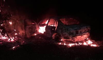 El automóvil Toyota Corona, color blanco, chapa AYL 134, fue consumido por completo por las llamas.