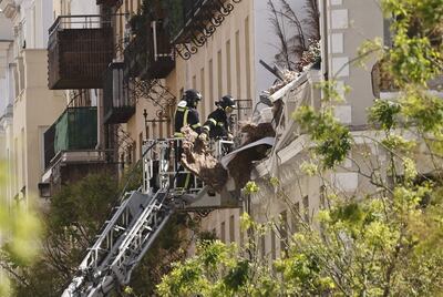Un escape de gas es la principal hipótesis que se baraja sobre la causa de la explosión en el ático de un edificio del barrio de Salamanca de Madrid, que, de momento, ha ocasionado 18 heridos. Los dos operarios dados por desaparecidos tras la explosión registrada este viernes en el edificio del número 35 de la calle del General Pardiñas, en el distrito de Salamanca, han sido hallados sin vida entre los escombros en un sótano de la finca.