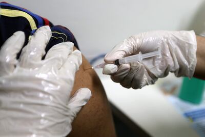 Un médico indonesio inyecta una dosis de la vacuna AstraZeneca COVID-19 durante la vacunación masiva en el Hospital Universitario de Indonesia (RSUI).