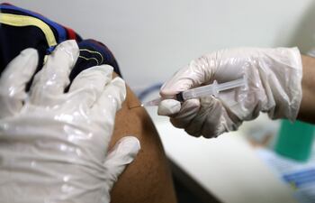 Un médico indonesio inyecta una dosis de la vacuna AstraZeneca COVID-19 durante la vacunación masiva en el Hospital Universitario de Indonesia (RSUI).