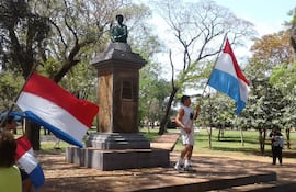 Un atleta veterano (60 años) de nombre Gilberto Giménez corrió esta mañana casi 40 kilómetros entre Santa Rosa y Santiago (Misiones) para rendir homenaje a la victoria de Boquerón y a sus protagonistas.