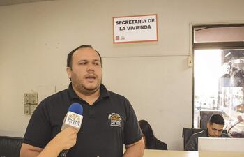 El secretario Juan Quiroga en la nueva oficina habilitada en la Municipalidad de Ciudad del Este.