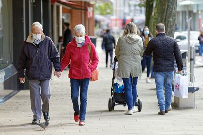 Personas caminando en una calle de Oxford, ciudad donde se lleva adelante uno de los más prometedores proyectos de vacuna contra el covid-19.