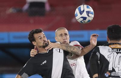 Federico Fattori (d) de Huracán disputa el balón con Leandro Sosa de Danubio, durante un partido de la fase de grupos de la Copa Sudamericana disputado en el estadio Tomás Adolfo Ducó, en Buenos Aires (Argentina). EFE/Juan Ignacio Roncoroni