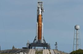 Cabo cañaberal, Florida. Reporteros gráficos captan imágenes de la imponente nave de la NASA que irá a la Luna. (AFP)
