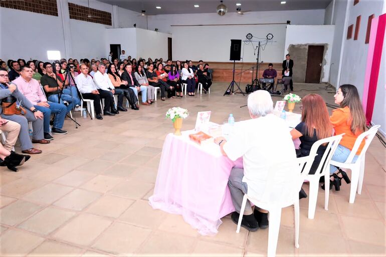Varias personas participaron del lanzamiento del libro "Mi hija vive en mí".