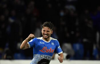 Dries Mertens celebra uno de los dos goles que marcó ayer para Napoli ante Lazio.