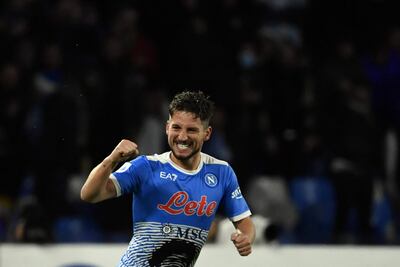 Dries Mertens celebra uno de los dos goles que marcó ayer para Napoli ante Lazio.