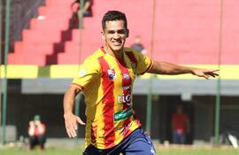 Festejo de Ricardo De Jesús Colmán, luego de abrir el marcador en el triunfo de Sport Colombia sobre Pilcomayo. (Foto: APF)