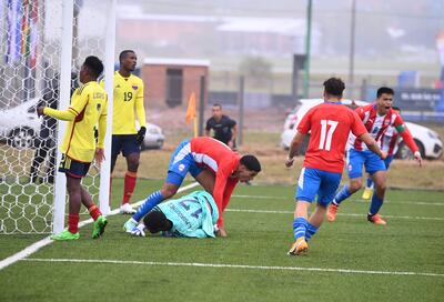 Allan Wlk sale al encuentro de sus compañeros para celebrar su gol, el primero en la victoria de Paraguay contra Colombia en las semifinales del fútbol de Asu 2022.