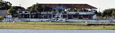Foto captada en la tarde de ayer, vista del club El Mbiguá desde el Puerto y frente a la Bahía de Asunción, entidad que abrió sus puertas un 6 de mayo de 1902. Este mes celebra su 118 aniversario.