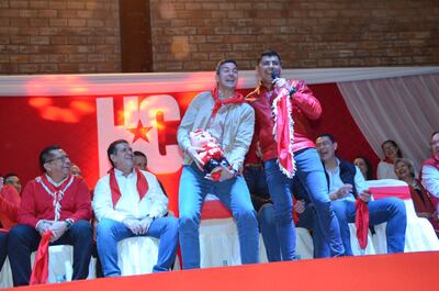 Santiago Peña en campaña electoral para representar a la ANR en la chapa presidencial de las elecciones 2023, junto a Horacio Cartes (sentado a la izquierda), quien aspira a presidir la Junta de Gobierno.