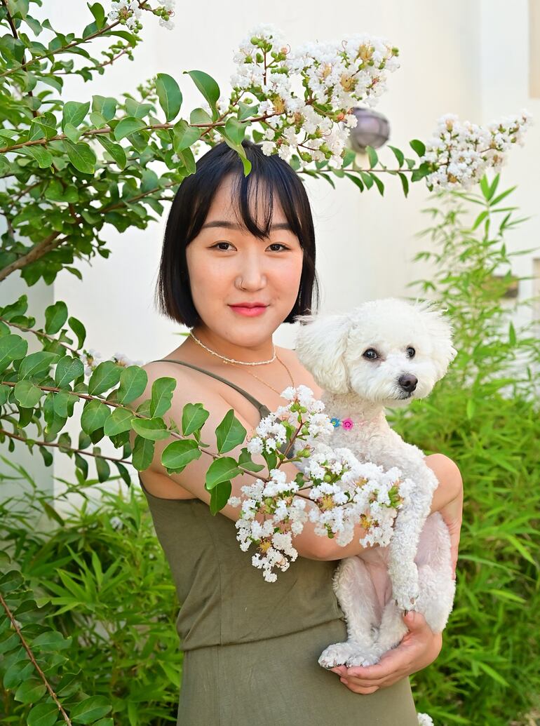 Sora Lee y su perrita Mimi.
