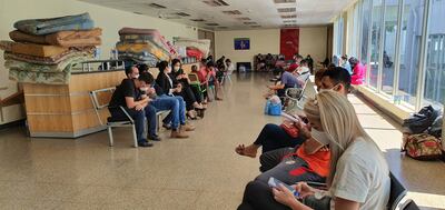 Los familiares de los pacientes a espera de los resultados.