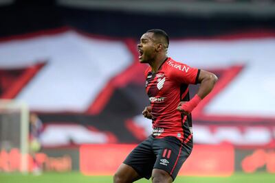 Nikão festeja tras anotar el primer gol para Athletico Paranaense.