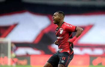 Nikão festeja tras anotar el primer gol para Athletico Paranaense.