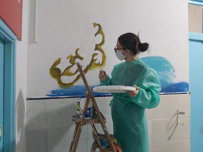 Pintan figuras animadas para hacer más cálido el pasillo del área pediátrica del Ineram.