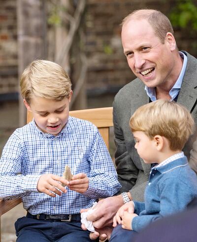 El príncipe Guillermo con sus hijos en una foto sin fechar pero que pertenece al backstage de la filmación del documental.
