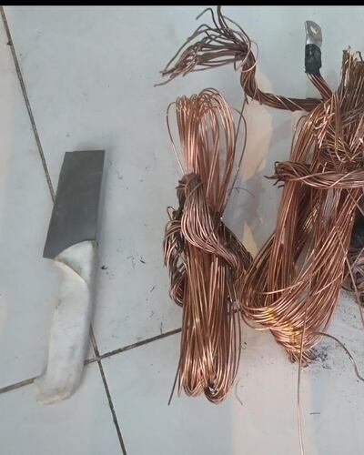 Del poder de Vouga González se recuperó restos de cable de cobre y un cuchillo.