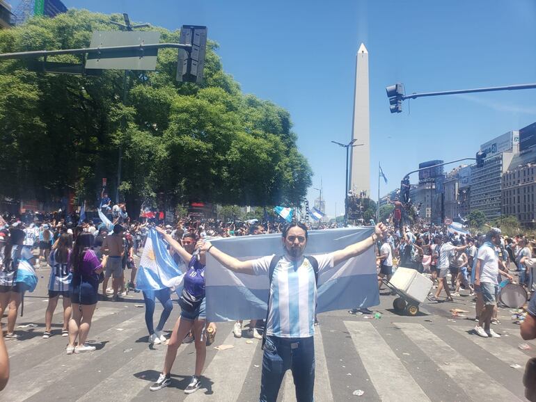 Tomás Centurión festejando en el Obelisco la Copa del Mundo obtenida por la Selección Argentina.