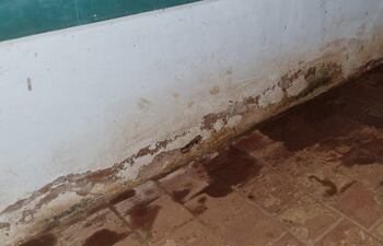 La humedad va tomando parte de la pared, acelerando el deterioro de la estructura de una de las aulas de la escuela básica, Nº 6727, Sagrada Familia de Nazareth de la comunidad de Loma, compañía de San Juan Bautista, Misiones.