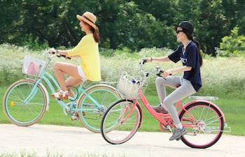 Una cola o cabello corto es lo más práctico, si salís en bici o moto. Foto: Pixabay