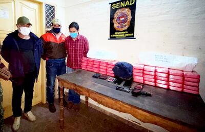 Los tres presuntos traficantes con los 52 kilos de cocaína.