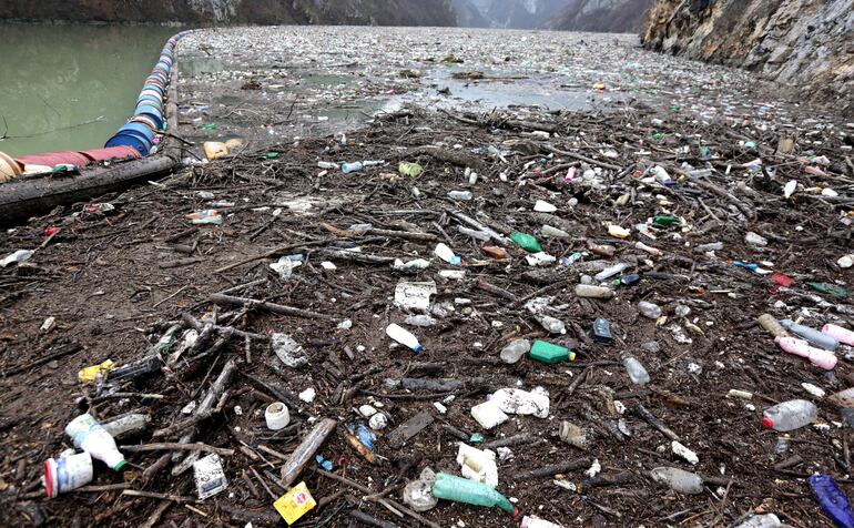 Un lago artificial de una central hidroeléctrica en el río Drina cubierto de miles de metros cúbicos de basura traída por agua desde los países vecinos de Serbia y Montenegro en Visegrad, Bosnia y Herzegovina.