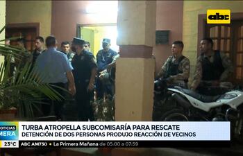 Turba atropella subcomisaría para rescatar a detenido