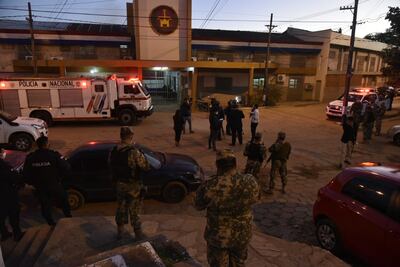 Agentes de la Policía, frente al penal de Tacumbú.