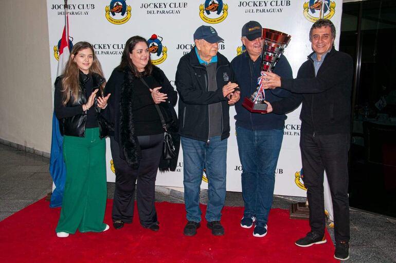 La gente del stud Don Rubí celebró el triunfo de Ocho El Nero en el premio especial "17 de Abril"