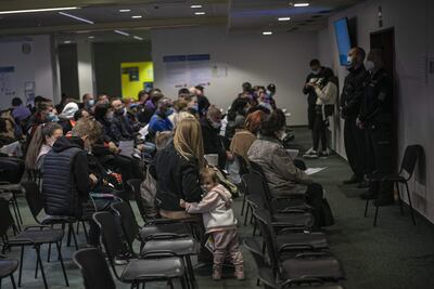 Refugiados ucranianos aguardan en un centro especializado en Praga. (EFE/EPA)