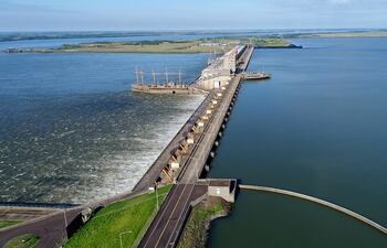 Complejo hidroeléctrico Yacyretá con su presente y futuro en aprietos debido a la indefinición argentina.