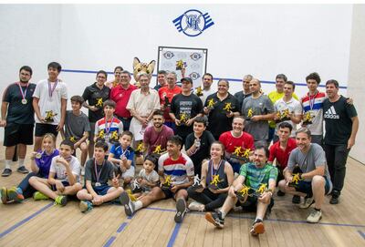 Foto grupal de todos los ganadores de las distintas categorías de la tercera fecha del campeonato nacional de squash que se celebró por el 41º aniversario del CIT.