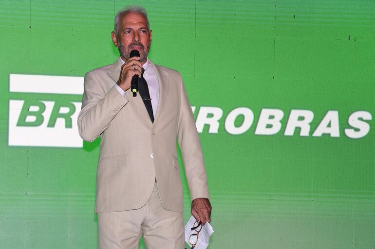 Juan José Zapag durante la inauguración de la nueva estación de Petrobras.