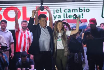 El candidato a la Presidencia por la opositora Concertación Nacional, Efraín Alegre, y la candidata a la Vicepresidencia, Soledad Núñez, durante su acto de cierre de campaña, el jueves en Capiatá.