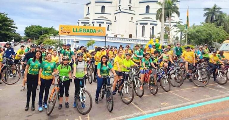 Parte de los ciclistas que participaron  del “Pedaleando por Caacupé”, el sábado.