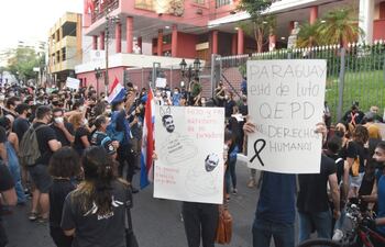 La manifestación llegó hasta la sede central de la ANR.