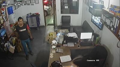 El sujeto que se ve en la imagen fue identificado como Adrián María Ortega, quien la semana pasada llegó a un taller pidiendo trabajo pero terminó huyendo con una millonaria suma.